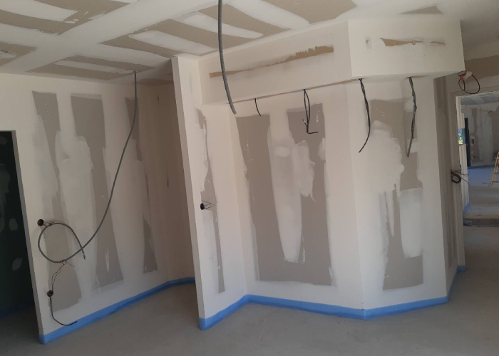 Cloisons et plafonds en plaques de plâtre en cours de jointoiement, chantier intérieur avant finitions